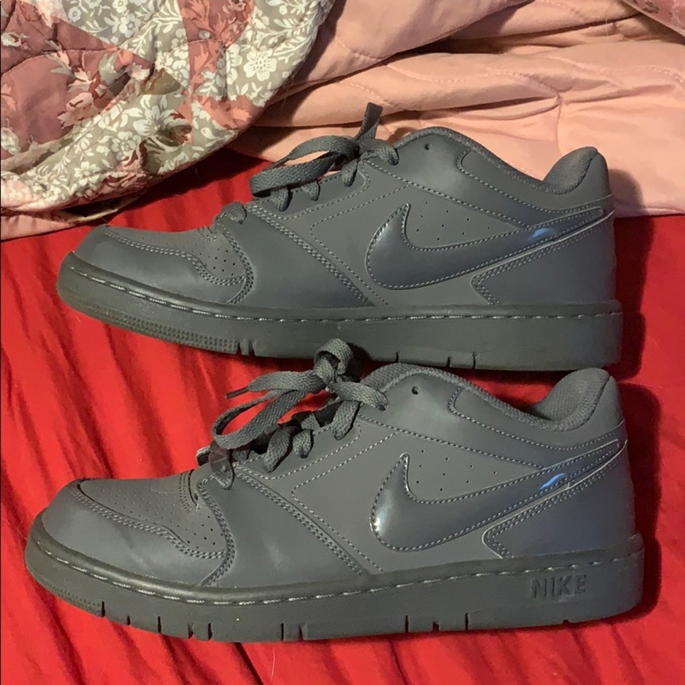 Nike shoes size 8 in men’s dark grey